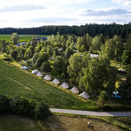 Tipi Tent Op Een Rustieke Camping Luksusowy namiot