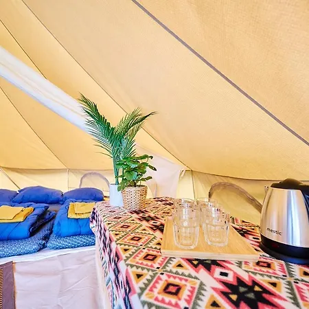 Tipi Tent Op Een Rustieke Camping Luksusowy namiot